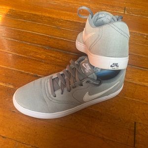 Men’s size 8 Nike SB Solarsoft Gray